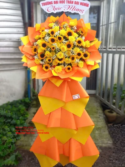 Kệ hoa chúc mừng hoa hướng dương giấy vàng