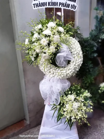 Vòng hoa tang lễ hoa lan hiện đại