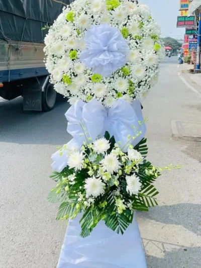 Vòng hoa viếng đám tang hiện đại cúc trắng