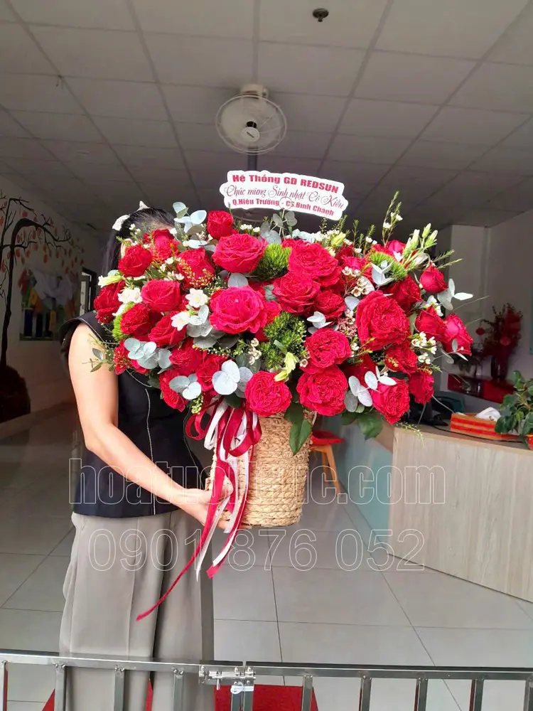 Giao hộp hoa tươi chúc mừng cho Khách hàng tại HCM