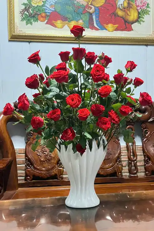 Bình hoa hồng khách tự cắm trưng phòng khách